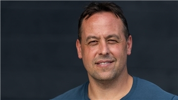 Mit Ex-Bundestrainer Marco Sturm gibt es erstmals einen deutschen NHL-Cheftrainer.