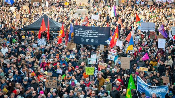 Hunderttausende bei Demos gegen rechts Mit Fahnen und Plakaten stehen die Demonstrierenden auf der Ludwig-Erhard-Straße in der Hamburger Innenstadt.