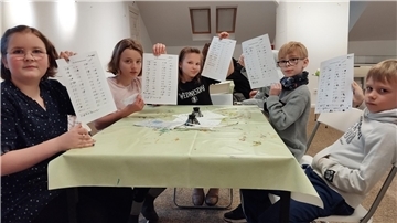 Mit Federkiel und Tinte durften die Grundschüler altdeutsch schreiben und das Ergebnis mit nach Hause nehmen.
