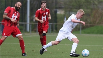 Eine Spielszene aus dem Fußballspiel 1. FC Nordenham gegen TV Metjendorf mit Felix Hohn
