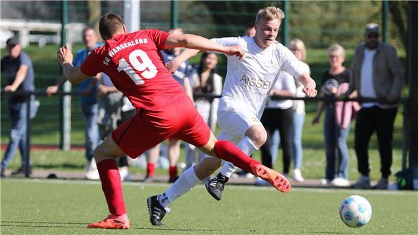 Spielszene aus dem Fußball-Kreisligaspiel 1. FC Nordenham gegen SG Wangerland mit Felix Hohn