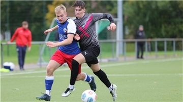 Fußballspiel des 1. FC Nordenham gegen FC Hude mit Fynn Richter (links)