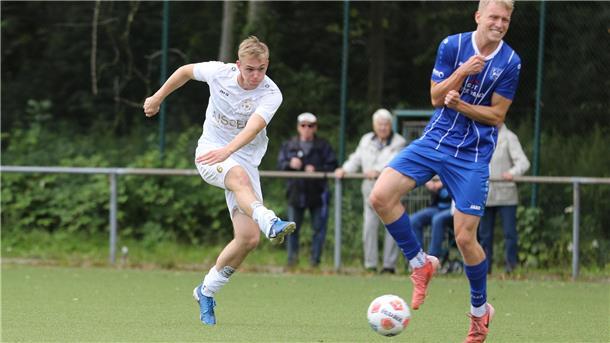 Aufsteiger Nordenham mischt Bezirksliga auf - Auch zweites Spiel klar gewonnen Fußballspiel des 1. FC Nordenham mit Fynn Richter (links).