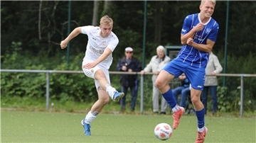Fußballspiel des 1. FC Nordenham mit Fynn Richter (links).