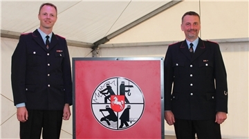 Zwei Männer stehen an einem Rednerpult. Mit Gästen, Ehrungen und einem Rückblick auf 100 Jahre feierte die Freiwillige Feuerwehr Wohnste ihr Jubiläum. Mit dabei: Ortsbrandmeister Sven Wilkens (rechts) und sein Stellvertreter Tobias Ritscher.