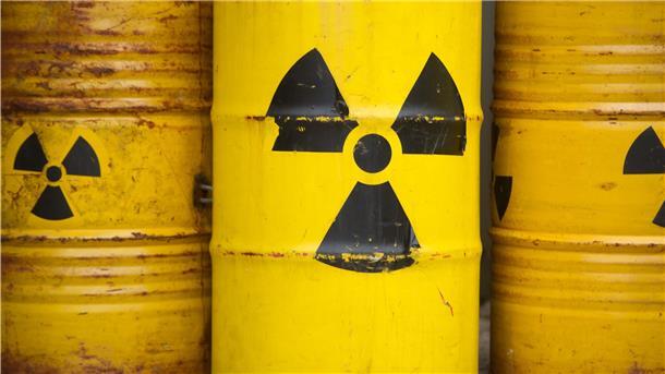 Mit gelben Tonnen und dem Radioaktiv-Zeichen demonstrieren Greenpeace-Aktivisten gegen Atommüllendlager.