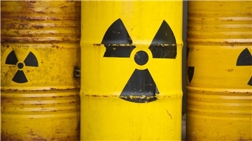 Mit gelben Tonnen und dem Radioaktiv-Zeichen demonstrieren Greenpeace-Aktivisten gegen Atommüllendlager.