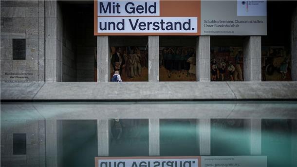 „Mit Geld und Verstand. Schulden bremsen, Chancen schaffen. Unser Bundeshaushalt.“: Das stand ursprünglich auf einer Spruchtafel am Bundesfinanzministerium in Berlin.