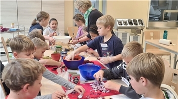Mit großem Eifer waren die Viertklässler der Grundschule Butjadingen beim Kochprojekt der Gezeitenwoche bei der Sache.