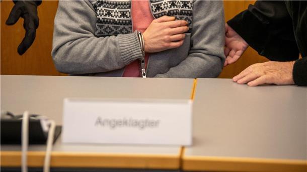 Brandanschlag auf Synagoge - Geständnis beim Psychiater Mit Handschellen gefesselt sitzt ein Mann im Landgericht auf der Anklagebank.