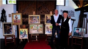 Mit Handschlag besiegeln Arthur Burmeister (rechts) und Uli Urban die Übergabe von neun seiner Gemälde an das Debstedter Heimatmuseum.