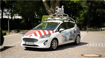 Mit Hightech-Ausrüstung auf dem Dach fahren Mitte Oktober solche Autos durch Bremerhaven. Sie erfassen den Zustand der Straßen, die Breite der Radwege, den Standort von Bäumen und Hunderte weitere Daten.