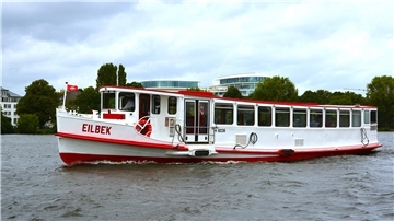 Ein Alsterdampfer fährt über die Binnenalster.