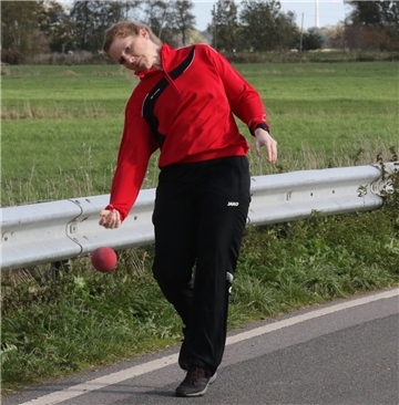 Ilka Menke vom Mentzhauser TV in der Boßel-Bezirksliga