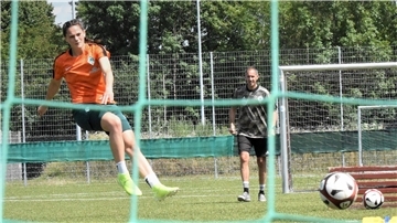 Mit Individualtraining bei Roman Opalka bereitet sich Giovanna Hoffmann auf die neue Fußballsaison vor.