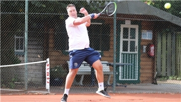 Jannik Schultze spielt Tennis
