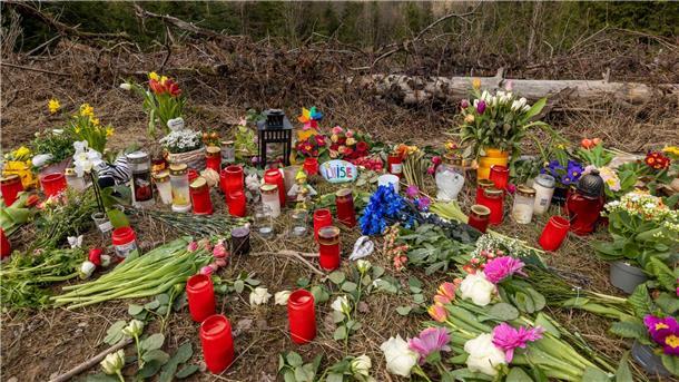 Bürgermeisterin von Freudenberg: „Tonnenschwere Last“ Mit Kerzen, Blumen und einige Kuscheltiere nehmen die Menschen in Freudenberg Abschied von der zwölfjährigen Luise.