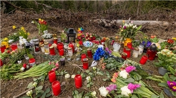 Mit Kerzen, Blumen und einige Kuscheltiere nehmen die Menschen in Freudenberg Abschied von der zwölfjährigen Luise.