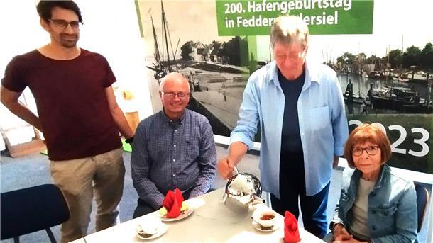 Wesermarsch-Museen feiern ihre ehrenamtlichen Kräfte Mit Kluntje und Sahne: Gästeführerin Annegret Martens schenkte den Museumsleitern Christopher Dibke (von links) und Dr. Timothy Saunders sowie der ehrenamtlichen Mitarbeiterin im Museum Nordenham, Helga Hölscher (rechts), ostfriesischen Tee ein.