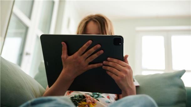Wie lange junge Menschen vor dem Bildschirm sitzen sollten Mit konkreten Tipps wollen Fachleute Eltern helfen, die Bildschirmzeit ihrer Kinder zu begrenzen.