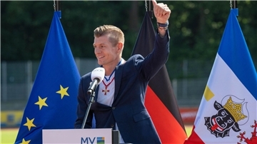 Mit Landesverdienstorden im Volksstadion Greifswald: Toni Kroos.