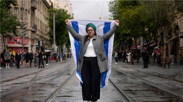 Holocaust-Gedenktag in Israel im Schatten des Gaza-Kriegs Mit landesweiten Alarmsirenen gedenkt Israel der Ermordung von sechs Millionen Juden durch die Nationalsozialisten im Zweiten Weltkrieg.