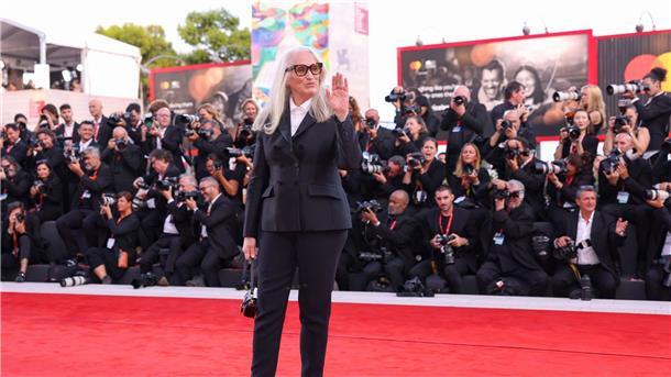 „Ferrari“ bringt die Stars zurück nach Venedig Mit leichtem Schuhwerk auf dem roten Teppich: Jurymitglied Jane Campion.