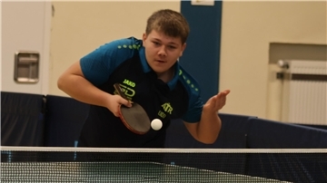Lion-Tyler Schmidt vom AT Rodenkirchen spielt Tischtennis