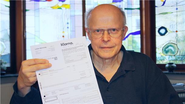 Mit Mahnungen des Zahlungsdienst Klarna fing es an. Dann schaute sich Anwalt Dr. Dieter Riemer die Gebühren-Praktik des Unternehmens genauer an, klagte und bekam Recht.
