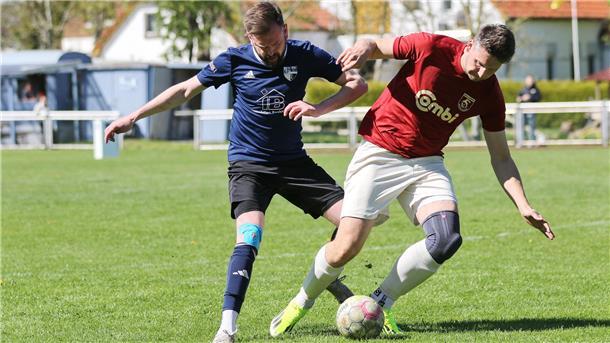 Eine Spielszene aus dem Spiel in der 1. Fußball-Kreisklasse zwischen der SG Schwei/Seefeld/Rönnelmoor mit Marek Scherweit gegen den BV Bockhorn.