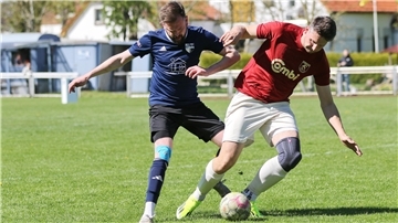 Eine Spielszene aus dem Spiel in der 1. Fußball-Kreisklasse zwischen der SG Schwei/Seefeld/Rönnelmoor mit Marek Scherweit gegen den BV Bockhorn.