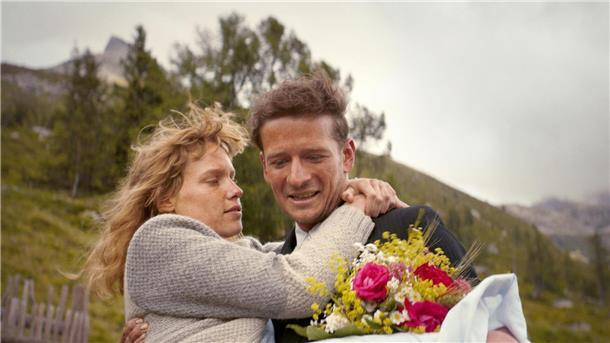 „Ein ganzes Leben“: Der Berg, der Mensch und der Tod Mit Marie (Julia Franz Richter) beginnt für Andreas Egger (Stefan Gorski) die wohl glücklichste Zeit seines Lebens.
