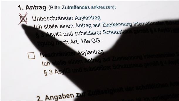 50 Prozent mehr Asylerstanträge - Union fordert Kurswechsel Mit mehr als 104.000 Asylanträgen seit Jahresbeginn war Syrien das zugangsstärkste Herkunftsland .