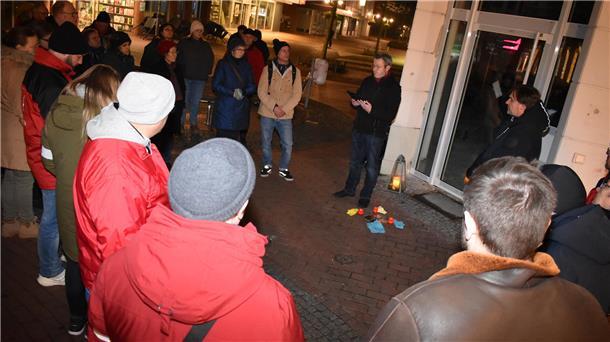 Menschen in Nordenham bei einer Mahnwache.