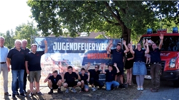 Mit neuen Bannern (wie hier am Rathaus) wirbt die Jugendfeuerwehr Nordholz um neue Mitglieder. Foto: Stehn