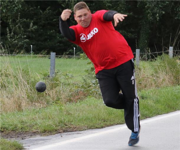 Marcel Sommer boßelt für den KBV Reitland