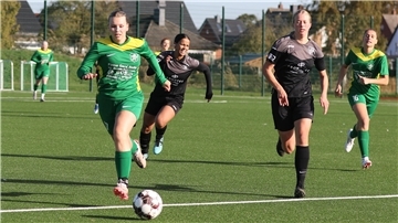 Frauenfußballspiel TSV Abbehausen gegen SV Eintracht Oldenburg mit Nina Marie Heinemann (links)