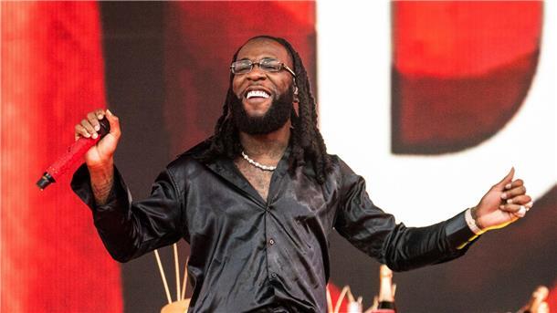 Afrobeats & Attitüde: Neues Album von Burna Boy Mit „No Sign of Weakness“ bringt Burna Boy sein achtes Studioalbum heraus.