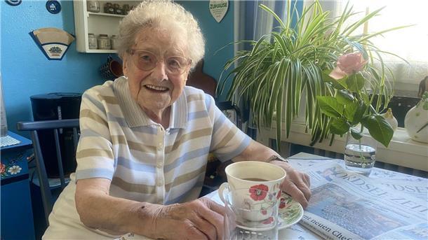 Die 105-Jährige nimmt kein Blatt vor den Mund Mit nun 105 Jahren interessiert sich Gerda Borck lebhaft für alles um sie her, vor allem politisches Weltgeschehen liest sie - seit nun 60 Jahren - in der NZ nach. Geistige Wachheit, Familie, Haushalt und freundschaftliche Kontakte halten sie in Schwung. „Und positiv zum Leben zu stehen.“