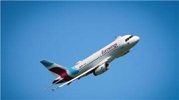 Mit nun rund 120 Flugzeugen biete Eurowings wegen der weiter stark wachsenden Nachfrage 13 Prozent mehr Plätze an als im Vorjahr.