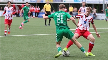 SV Brake gegen SV GW Mühlen in der Fußball-Landesliga mit Paul-Jannes Degener (rechts)