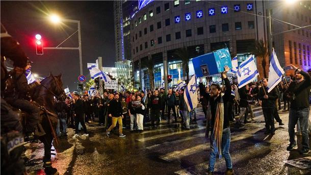 Proteste in Israel: Für Geisel-Deal und gegen Netanjahu Mit Pferden gehen Polizisten gegen die Regierungsgegner in Tel Aviv vor.