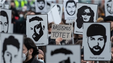 Mit Plakaten und Bildern der Ermordeten erinnern Teilnehmer einer Gedenkveranstaltung an die Opfer des rassistischen Anschlags von Hanau am 19. Februar 2020.