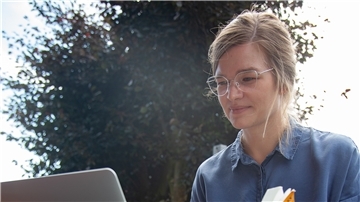 Mit Plattdeutsch-Wörterbuch, Schulheften und Ausstellungskatalog bereitet sich Kunstvermittlerin Silke Handelmann auf ihre plattdeutschen Führungen durch die Re-Art Ihlienworth vor.