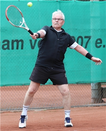 Reiner Indorf spielt Tennis