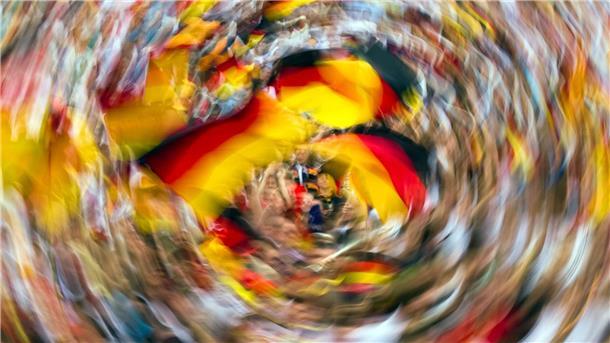 Bisher nur wenige größere Public Viewings geplant Mit riesiger Freude schwenken Deutschland-Fans beim Public Viewing in Dresden ihre Fahnen.