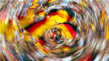 Mit riesiger Freude schwenken Deutschland-Fans beim Public Viewing in Dresden ihre Fahnen.