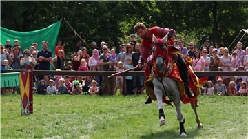 Mit Ritterspielen und Familienprogramm wartet das Showteam Kaiser ab 31. Juli in Tossens auf.