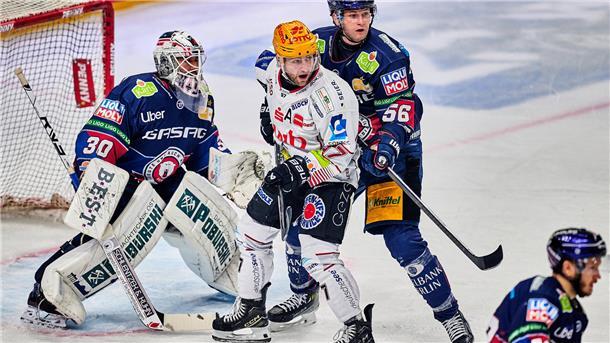 Mit Rückkehrer Alex Friesen (Mitte, weiß) haben die Fischtown Pinguins in Berlin den nächsten DEL-Sieg gefeiert.