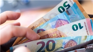 Geldscheine in einer Hand